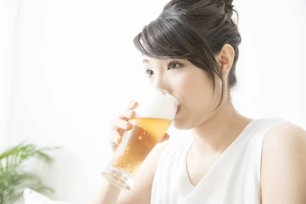 Молодая Японская Женщина Пивом — стоковое фото