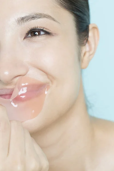 Młoda Kobieta Usuwająca Różowy Plaster Ust Kosmetologia Pielęgnacja Skóry Pielęgnacja — Zdjęcie stockowe