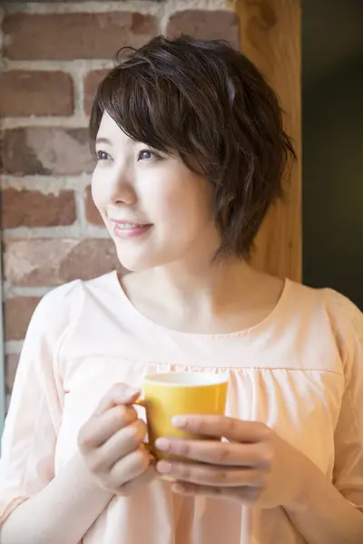 Młody Azji Dziewczyna Picia Kawy Kawiarnia — Zdjęcie stockowe