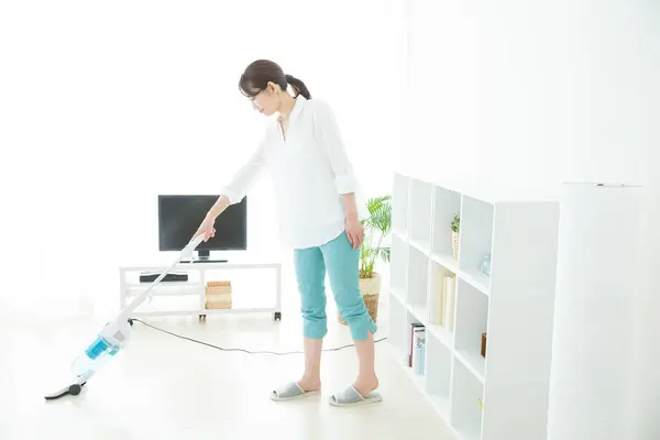 Junge Asiatin Macht Hausarbeit Japanische Hausfrau Mit Staubsauger Putzt Wohnzimmer — Stockfoto
