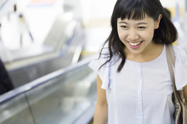 Asiatisk Kvinna Järnvägsstationen Resekoncept — Stockfoto
