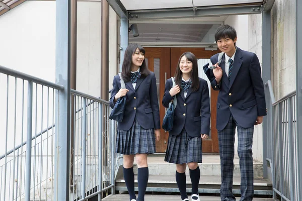 Портрет Молодих Японських Студентів Сумками Школі — стокове фото