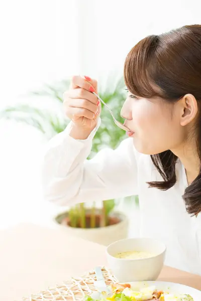 Jovem Mulher Asiática Comer Sopa Com Colher — Fotografia de Stock