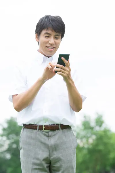 Jeune Asiatique Homme Aide Téléphone Mobile — Photo