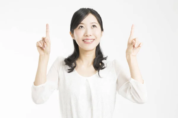 Hermosa Mujer Negocios Japonesa Apuntando Hacia Arriba Con Los Dedos —  Fotos de Stock