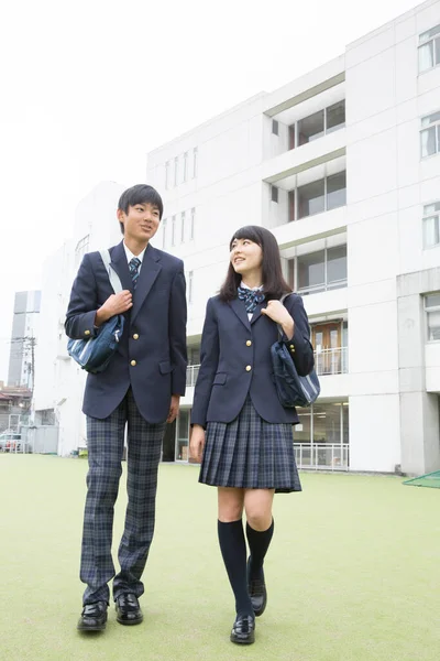 携带书包的日本年轻学生的肖像 — 图库照片