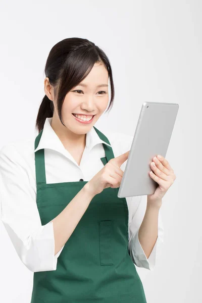 Bella Sorridente Cameriera Asiatica Utilizzando Tablet — Foto Stock