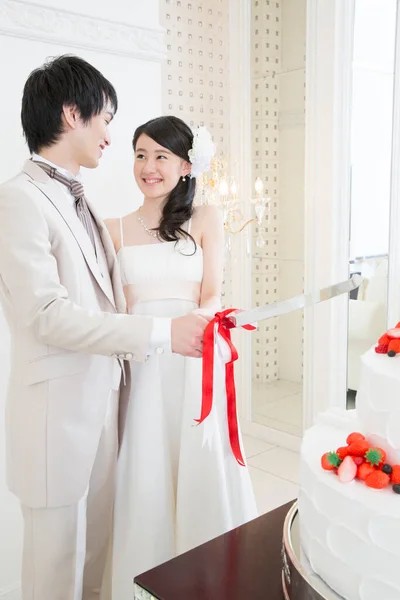 Bonito Feliz Jovem Casamento Casal Cortando Bolo Festivo Juntos — Fotografia de Stock