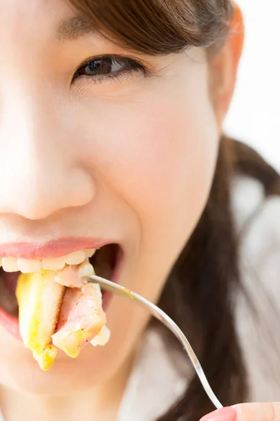 Vacker Asiatisk Kvinna Äter Utsökt Mat — Stockfoto