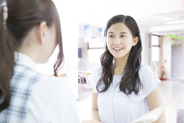 Retrato Joven Asiática Mujer Hablando Con Consultor Autoescuela — Foto de Stock