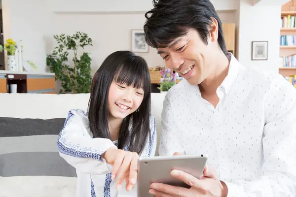 Evde Tablet Kullanan Mutlu Bir Asyalı Aile — Stok fotoğraf