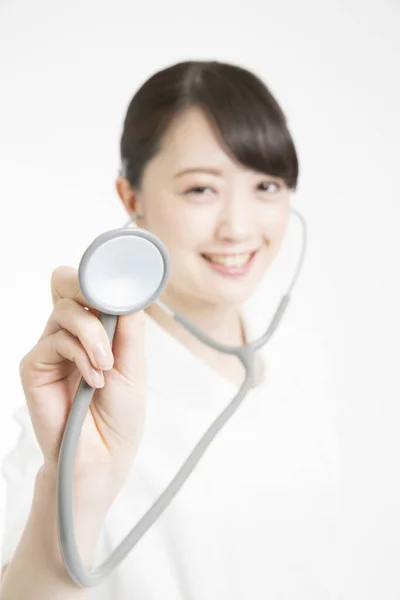 亚洲女医生用听诊器 — 图库照片