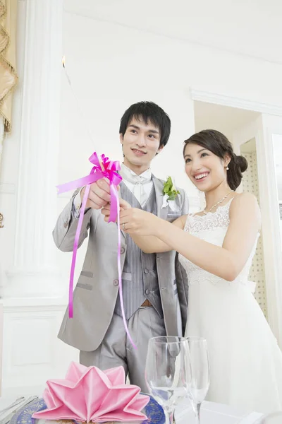 Krásný Šťastný Mladý Svatební Pár Drží Hořící Svíčku Spolu — Stock fotografie