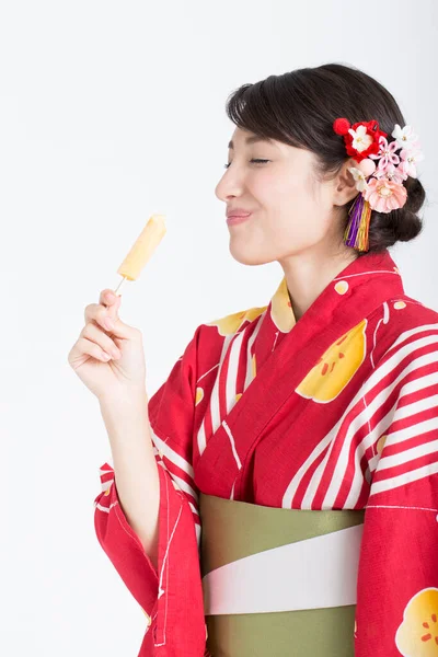 Portrait Belle Jeune Femme Avec Kimono Japonais Traditionnel Manger Crème — Photo
