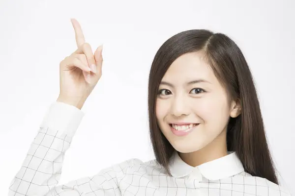 Güzel Japon Kadının Beyaz Arka Planı Işaret Ettiği Bir Stüdyo — Stok fotoğraf