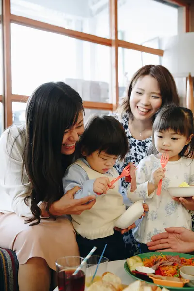Счастливые Японские Женщины Детьми Празднуют Вместе — стоковое фото