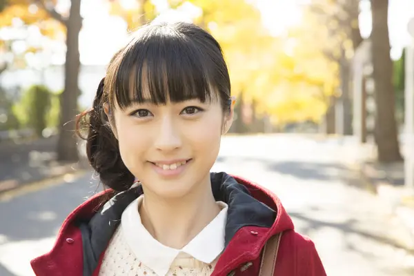 Fiatal Japán Lány Őszi Parkban — Stock Fotó