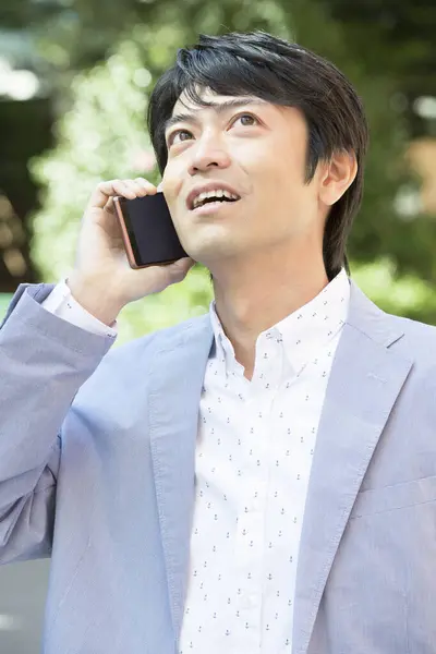 Jeune Homme Affaires Asiatique Parler Téléphone Plein Air Dans Ville — Photo