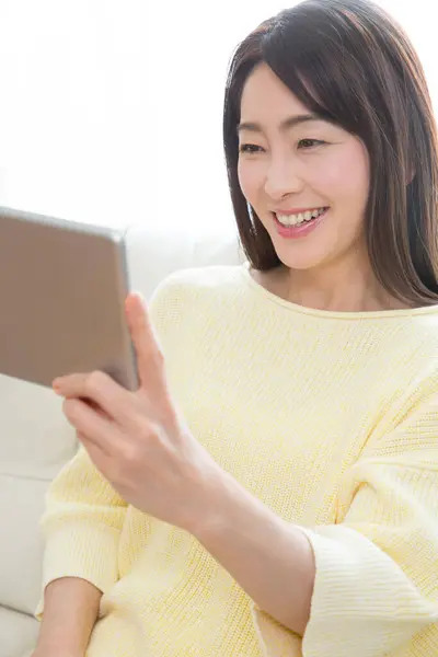 Lachende Aziatische Vrouw Met Behulp Van Digitale Tablet Thuis — Stockfoto