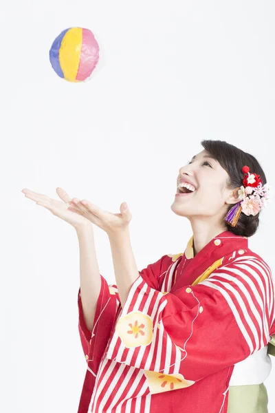 Schöne Asiatische Frau Japanischen Traditionellen Kleidern Spielen Mit Ball — Stockfoto