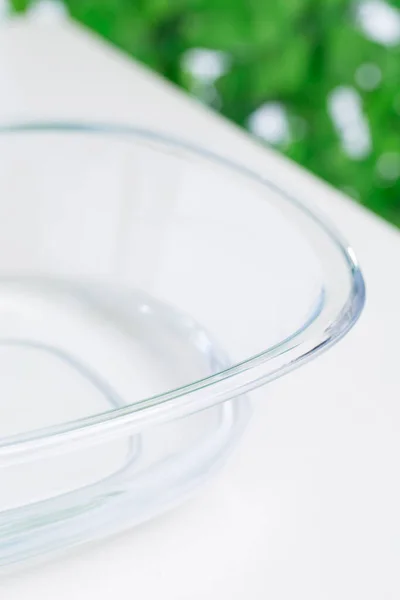 Glasschale Mit Klarem Wasser Auf Weißem Tisch Sommergarten — Stockfoto