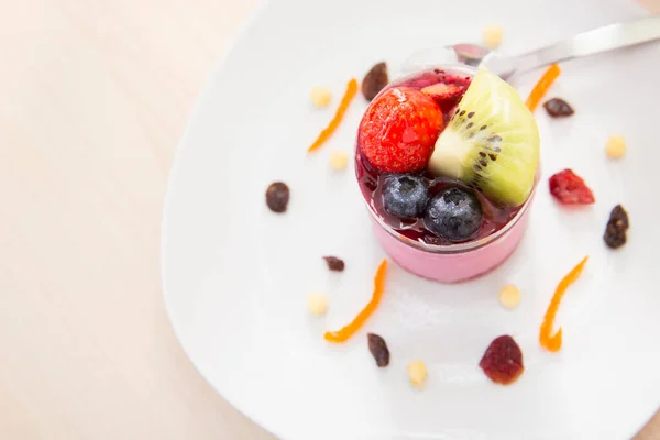 Läcker Färsk Dessert Med Frukt Och Bär — Stockfoto