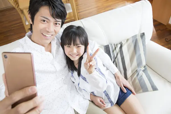 Mutlu Asyalı Aile Akıllı Telefonuyla Selfie Çekiyor — Stok fotoğraf
