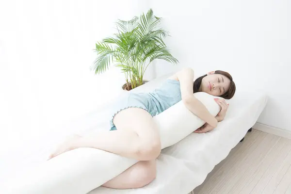 Joven Asiática Mujer Durmiendo Con Blanco Almohada —  Fotos de Stock