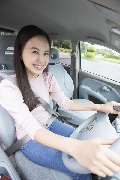 Jong Gelukkig Aziatische Vrouw Rijden Haar Auto — Stockfoto