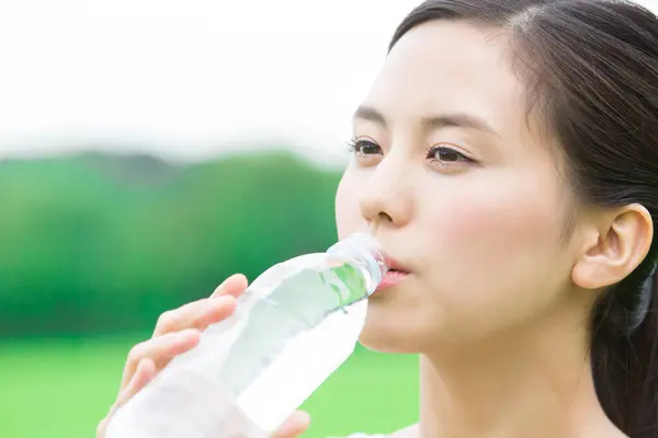 Bela Mulher Japonesa Bebendo Água Parque Verão Verde Durante Dia — Fotografia de Stock