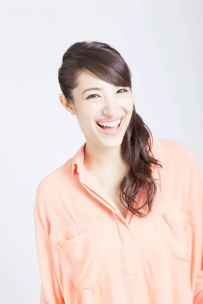 Bela Mulher Japonesa Sorrindo Fundo Branco — Fotografia de Stock