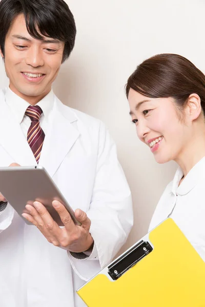 Asijský Zdravotnický Personál Pracující Tabletem — Stock fotografie