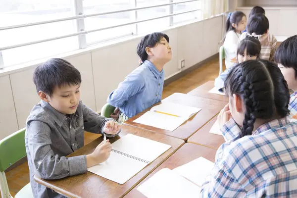 Niños Japoneses Trabajando Juntos Aula Concepto Trabajo Equipo — Foto de Stock