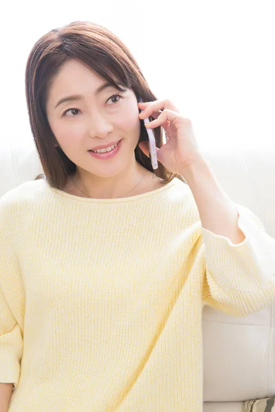 Jong Aziatisch Vrouw Praten Smartphone Thuis — Stockfoto