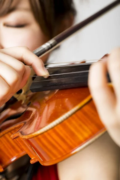 Молодая Азиатка Играющая Скрипке — стоковое фото