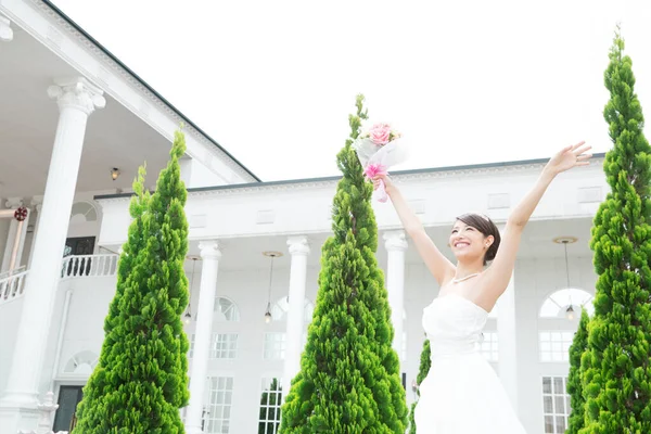 Portré Gyönyörű Boldog Fiatal Menyasszony Felemeli Karját Gazdaság Esküvői Csokor — Stock Fotó