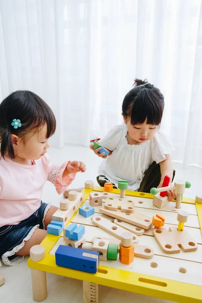 Primo Piano Colpo Carino Ragazze Giapponesi Che Giocano Con Giocattoli — Foto Stock