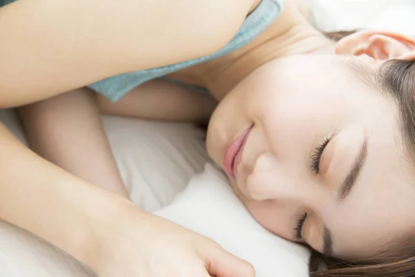Красива Азіатська Жінка Спить Спальні — стокове фото