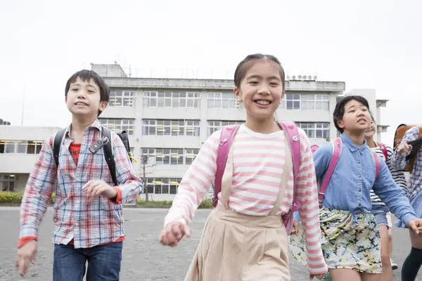 Groep Van Japanse Kinderen Met Rugzakken Draait Schoolplein — Stockfoto