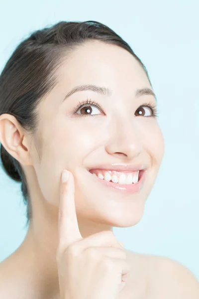 Bela Jovem Mulher Asiática Sorrindo Com Pele Limpa Tratamento Facial — Fotografia de Stock