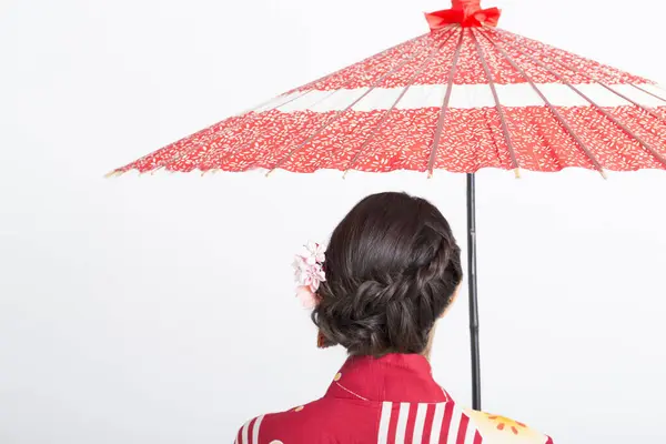 穿着红色和服 头戴雨伞的亚洲女孩 后视镜 — 图库照片