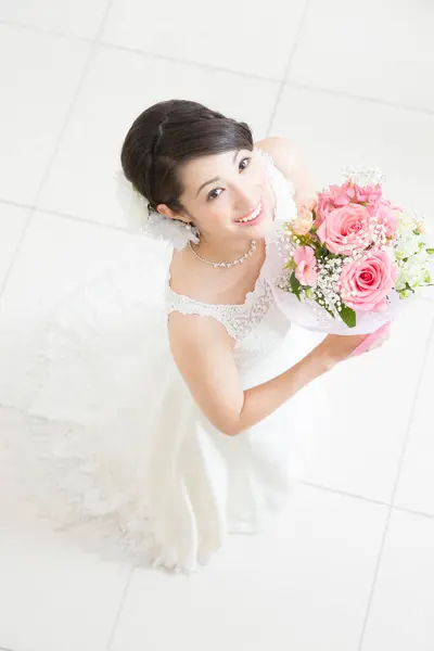 Bela Noiva Asiática Com Buquê Flores — Fotografia de Stock