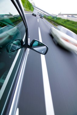 Trafik arabalarla dolu.