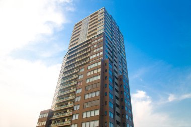 Mavi gökyüzü olan modern bina 