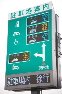 Trafik işaretleriyle yakın çekim yap.