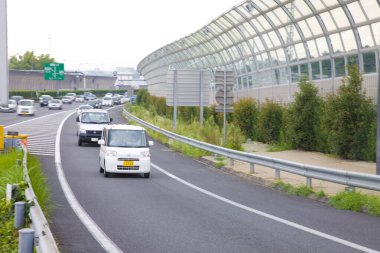 Trafik arabalarla dolu.