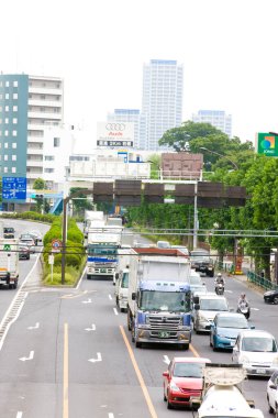 Arabalar yolda ilerliyor. Japonya 'da trafik