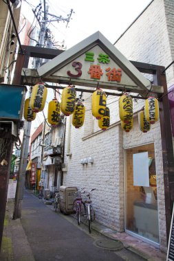 Sarı fenerlerin ve tabelaların olduğu dar sokaklar