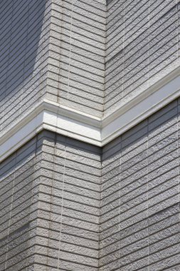 Binanın ön cephesi yakın.