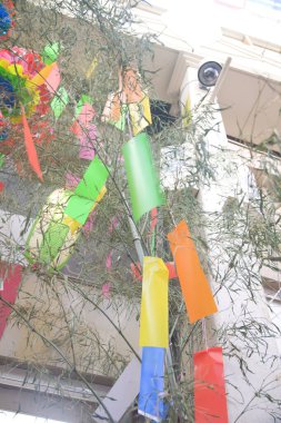 Festival için sokakta süslenmiş Tanabata süslemeleri